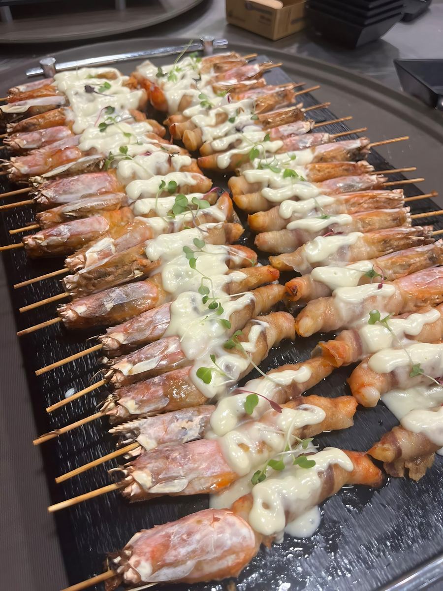 Brochetas de langostino con salsa
