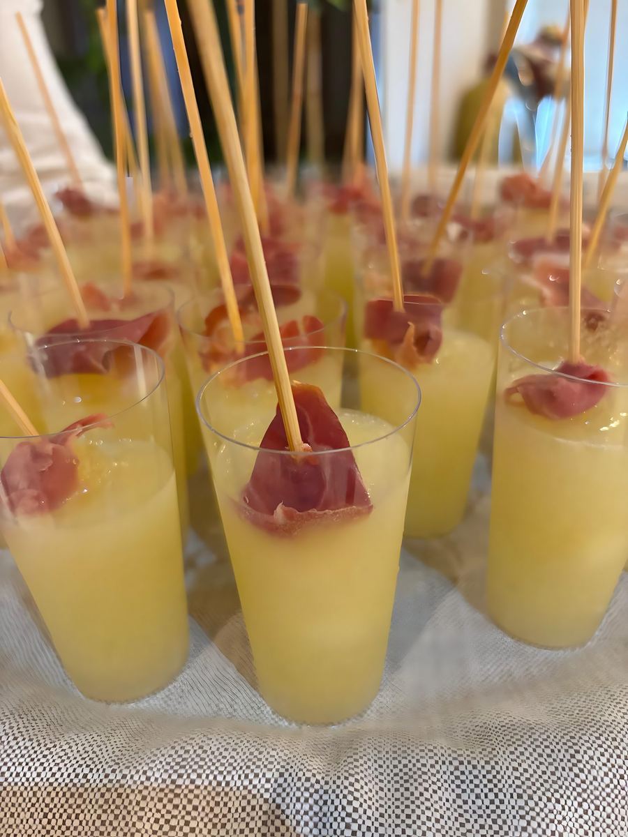 Aperitivo en vasito con jamón para el cóctel de bienvenida